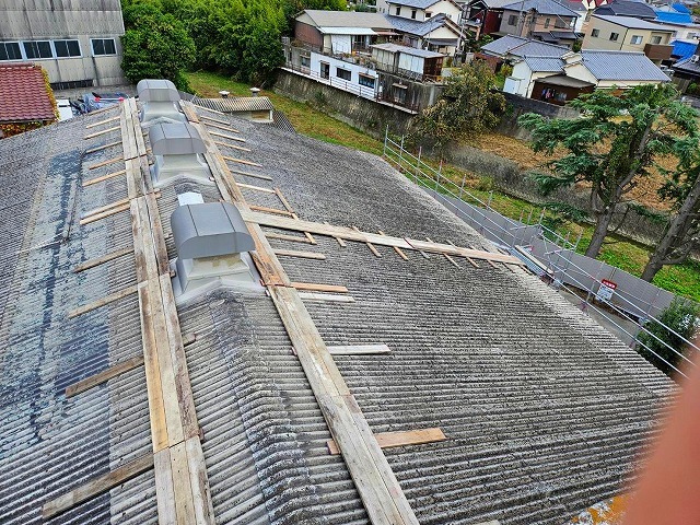 稲美町でメンテナンス工事にともなう杉板設置